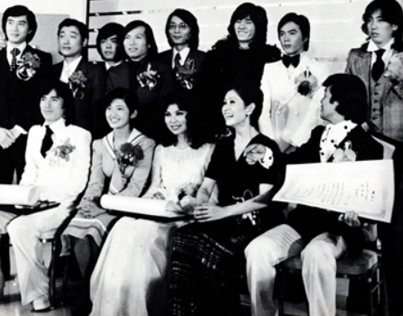 山口百恵がレコード大賞大衆賞を獲得