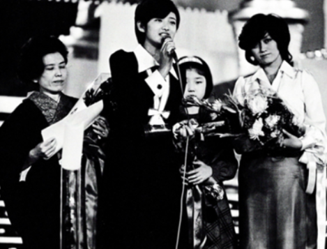 山口百恵が青い果実で新人賞