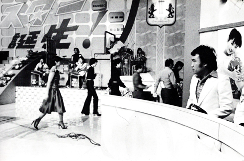 山口百恵を見つめる阿久悠